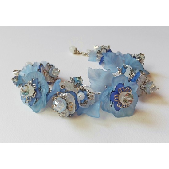 Гривна с акрилни цветя в синьо