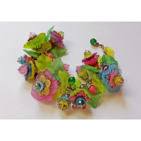 Гривна с акрилни цветя в летни цветове