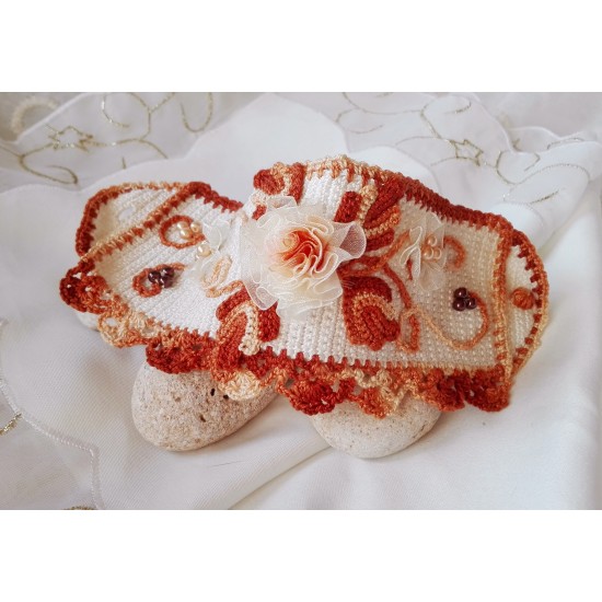 Плетена бохо гривна с цветя от органза и перли