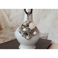 Винтидж колие с бели перли и коралова роза