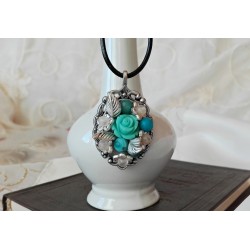Винтидж колие със синя роза