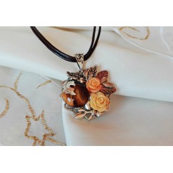 Винтидж колие тигрово око, седеф и коралови рози